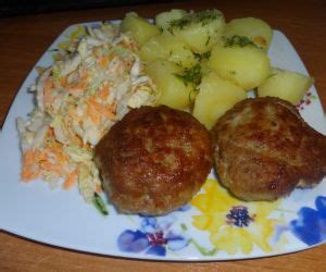 Kotlet mielony z leszcza ziemniaki i surówka przepis PrzyslijPrzepis pl