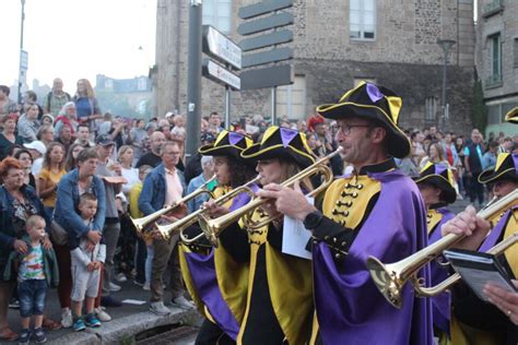 Photos Video Des Milliers De Spectateurs Dans Les Rues De Foug Res