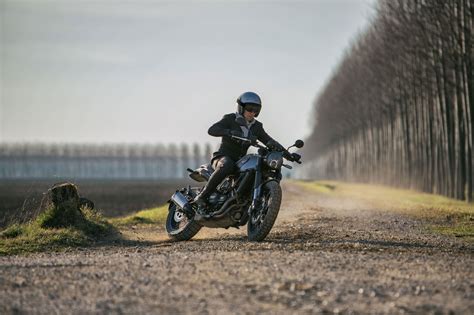 Motorrad Vergleich Yamaha Xsr Vs Benelli Leoncino