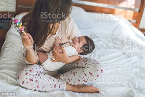 구슬눈꼬리 및 딸이다 시간 아기에 대한 스톡 사진 및 기타 이미지 아기 어머니 놀기 Istock