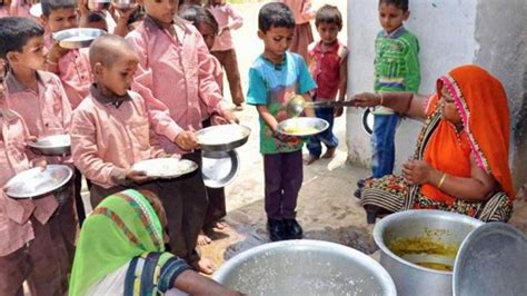 मिड डे मील पर योगी सरकार खर्च कर रही करोड़ों फिर भी परोसा जा रहा नमक