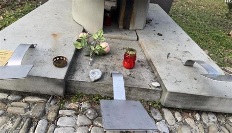 Vandali Danneggiano Il Monumento Dedicato A Wojtyla A Imola