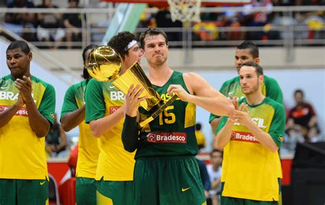 Primeiro Brasileiro Campe O Da Nba Splitter Homenageado Pela Cbb