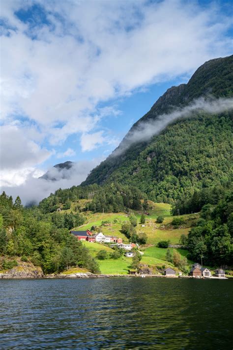 Day trip to Hardangerfjord from Bergen • Young Wayfarer