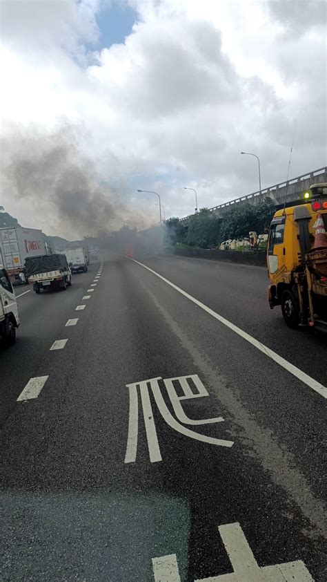 快訊／（有片）國1北向46k桃園段火燒車 撞前方聯結車後翻覆側傾起火