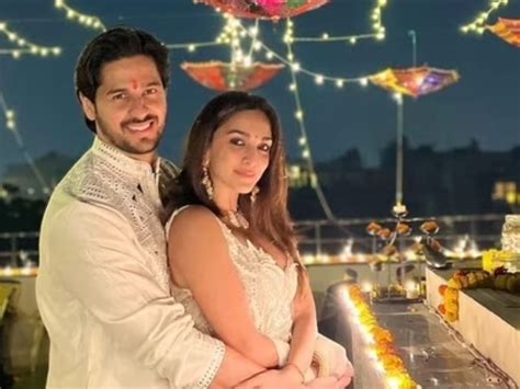 Sidharth Malhotra And Kiara Advani Stun As They Celebrate St Diwali As