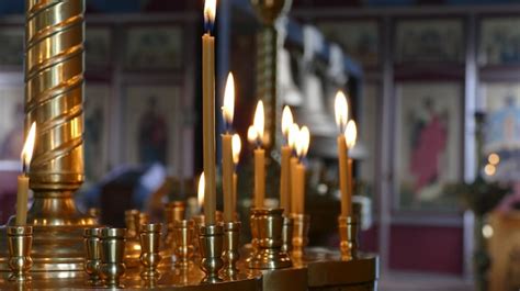 Velas de la iglesia frente a los íconos dentro de un templo Foto Premium