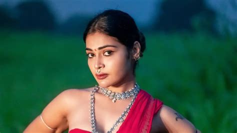 Actress Dharsha Gupta Aces Aishwariya Lekshmis Poonguzhali Look In