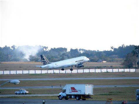 Pista del Aeropuerto Internacional José Martí Avión de Mexicana de