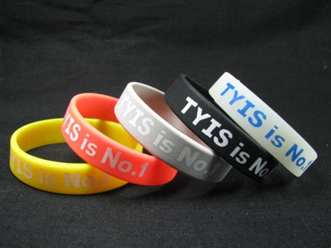 Classic 1/2" wide silicone wristbands with custom logo | Dinilu, online quotations for quality ...