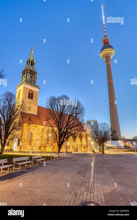 La famosa torre de televisión y la iglesia de Santa María en