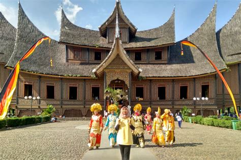 Destinasi Wisata Istana Pagaruyung Sumatera Barat TOPWISATA