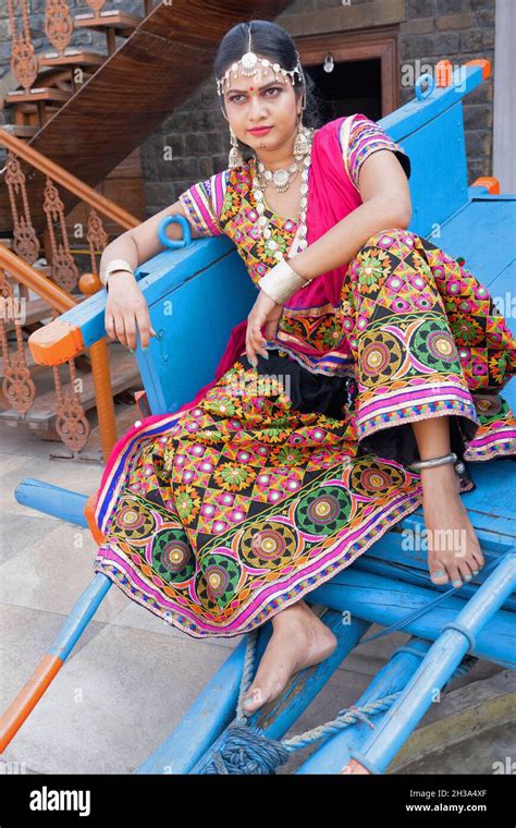 Femme En Tenue Traditionnelle Rajasthani Avec Travail De Miroir Assis