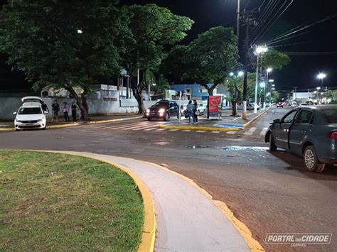 Após colisão no centro carro vai parar em cima de placa nome de rua