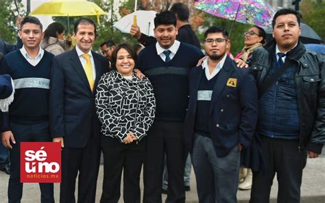 Ceremonia De Arriamiento De Bandera En Toluca Promoviendo El Respeto A