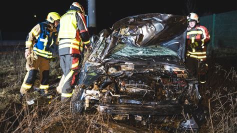 Zwei Schwerverletzte Bei Unfall Auf A Bei Gera