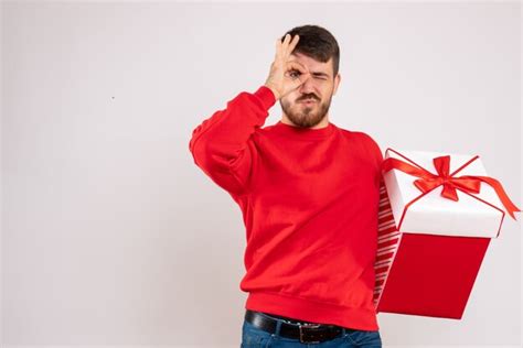 Vista Frontal Del Joven En Camisa Roja Con Regalo De Navidad En Caja En