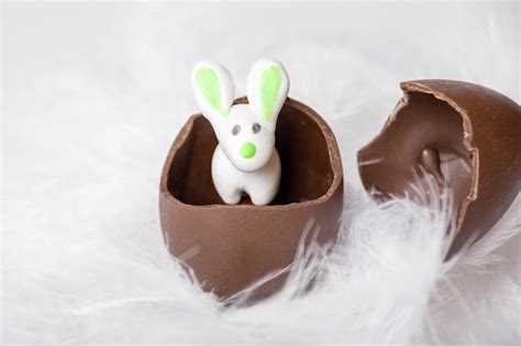 Conejo De Mazap N De Pascua En Un Huevo De Chocolate Agrietado Dulce