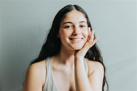 Retrato de modelo con la mano en la cara relajada después del