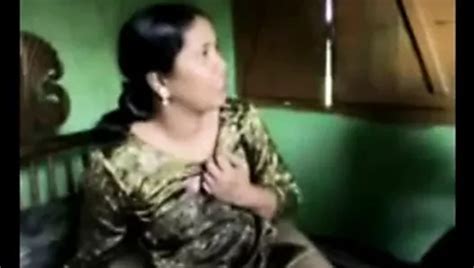 HOT DESI AUNTY HARDCORE FUCKING HER BOYFRIEND IN OFFICE XHamster