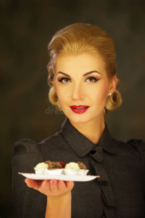 Blonde Vrouw In Retro Kleding Met Plaat Van Snoepjes Stock Afbeelding Image Of Dame