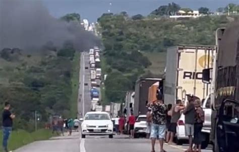 Vitória Da Conquista Batida Entre Carro E Carreta Deixa Quatro Mortos E Três Feridos Veículos