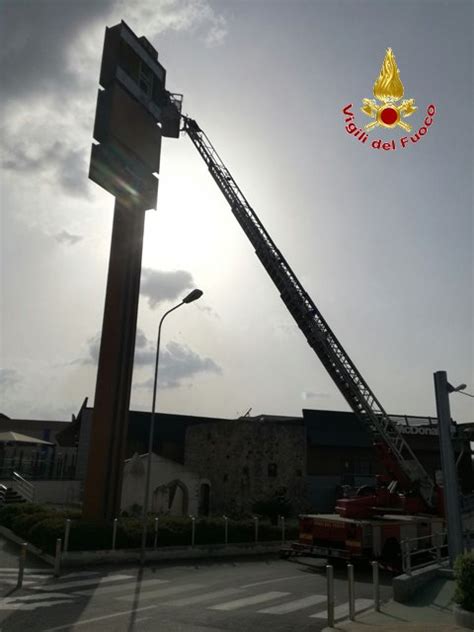 Forte Vento Sul Messinese Le Foto Degli Alberi Caduti E Degli