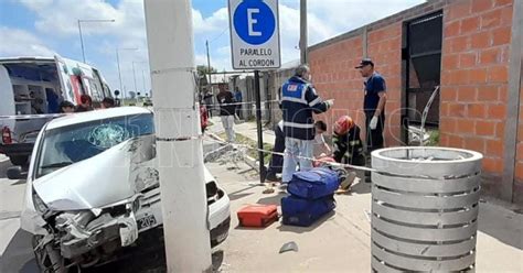 Perdió el control y chocó con una columna en Avenida Interurbana de