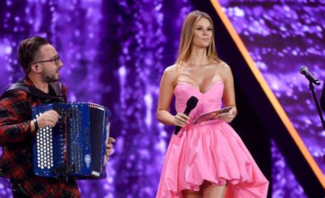 Małgorzata Tomaszewska skacze po plaży w seksownym bikini Widok jak ze Słonecznego patrolu