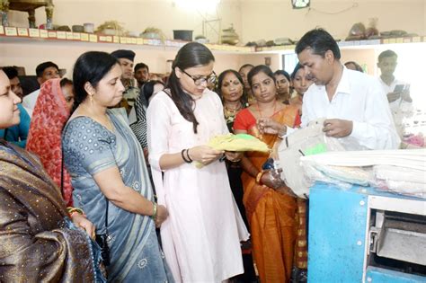 Kisaan School कलेक्टर सुश्री ऋचा प्रकाश चौधरी पहुंची वरिष्ठ पत्रकार कुंजबिहारी साहू किसान