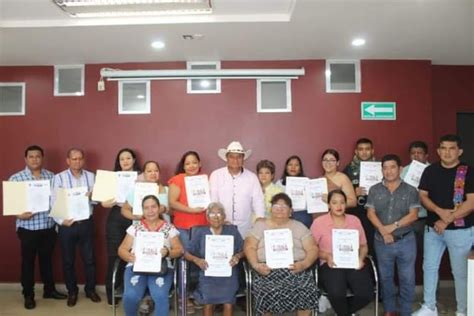 Entrega Natividad de los Santos títulos de propiedad a familias de