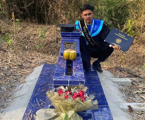 Bikin Haru Usai Wisuda Diky Candra Berfoto Pakai Toga Lengkap Di Makam