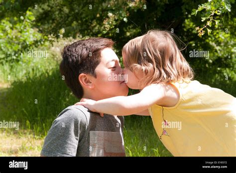 Petite Fille Embrassant Un Gar On Photo Stock Alamy