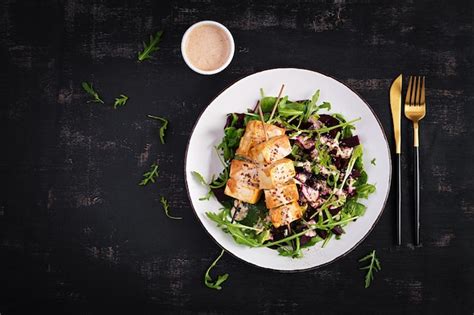 Brochetas de tofu al horno en salsa y rúcula de ensalada de remolacha