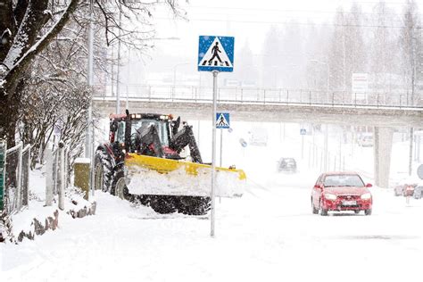 Nyt Tarkkana Liikenteess Runsas Lumisade Tuuli Ja Lauhtuva S