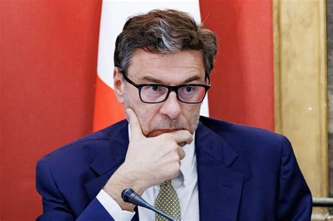 Il ministro Giorgetti difende la manovra e sfida le stime sul Pil Può