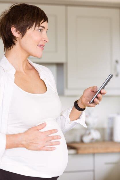 Premium Photo Pregnant Woman Using Her Smartphone