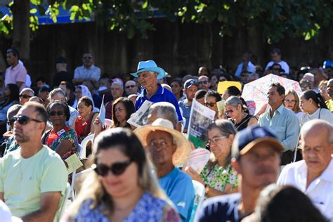 Fiéis lotam praça da Cemig para tradicional missa do Dia do Trabalhador