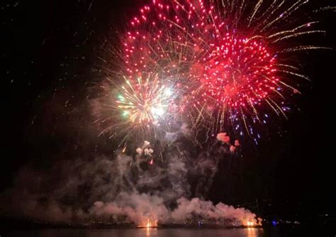 Lo Spettacolo Dei Fuochi D Artificio Di Ranco Illumina Il Lago Maggiore