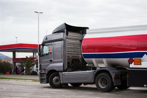 Camion Della Benzina Vicino Ad Una Stazione Di Servizio Immagine Stock