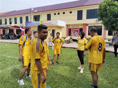 Sat Reskrim Juara I Dalam Pertandingan Bola Final Voly Dalam Rangka