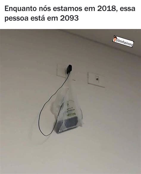 Quando eu bato o dedinho do pé na quina dos móveis Memes