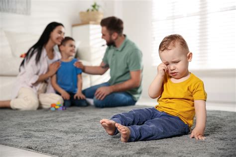 Y si es el pequeño el que tiene celos de su hermano mayor Así podemos