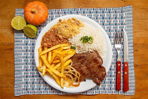 Prato de Arroz feijão batata frita e bife download Designi