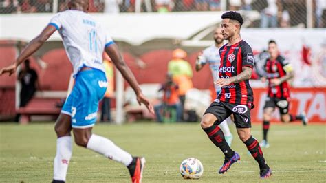 Vitória tira vantagem de expulsão e vence o Bahia de virada em primeiro