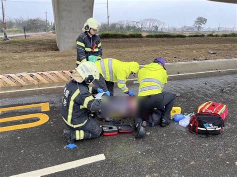 台61線槽車衝破護欄車頭懸空 駕駛墜平面道路傷重不治 社會 中時