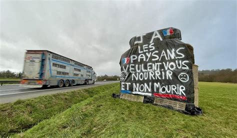 Colère des agriculteurs les JA affichent leur message sur la RN12