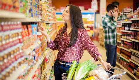 Nutricionistkinja namirnice kupovina u prodavnici Najžena