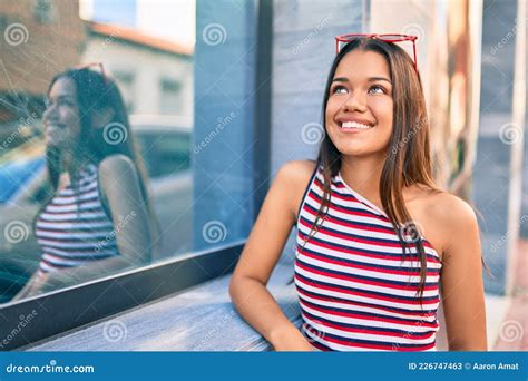 Jovem Latina Sorrindo Feliz Deitada Na Parede Da Cidade Imagem De Stock Imagem De Lifestyle