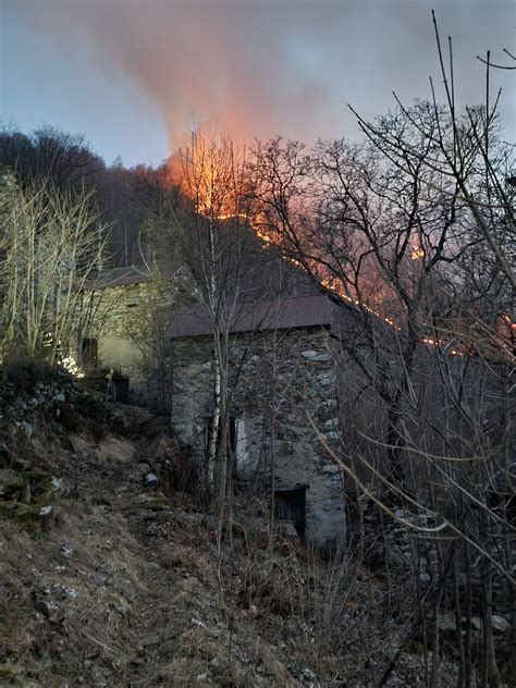 Incendi In Piemonte Ed Emilia Ancora In Fiamme I Boschi Di Valstrona E